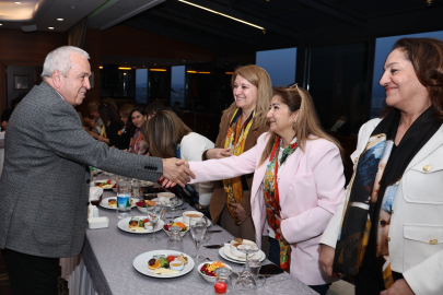 Başkan Şadi Özdemir kadınlarla iftarda bir araya geldi